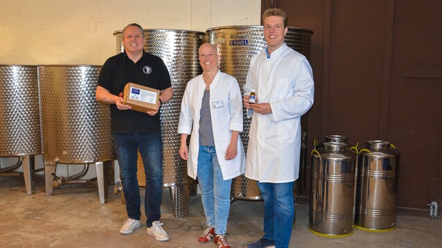 In der Gin-Brennerei Breaks Spirituosen deckten sich Benedikt Bühler (rechts) und seine Mutter Astrid mit Ethanol für die Desinfektionsmittelherstellung ein. (Foto: Bühler / Rathaus Apotheke)