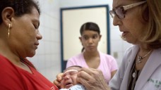 Doktor Angela Rocha (r.) misst im Oswaldo Cruz Hospital in Recife (Brasilien) den Kopfumfang des einen Monat alten Alexandro Julio. Das Kind ist an Mikrozephalie erkrankt. (Foto: Rafael Fabres/dpa)