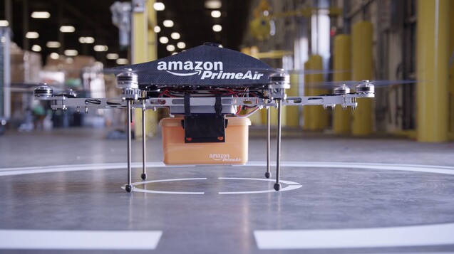 Der Online-Konzern Amazon will seine Lieferungen jetzt auch per Drohne verschicken. Wo der Prima Air-Service starten soll, ist aber noch unbekannt. ( r / Foto: Imago images / UPUI photo)