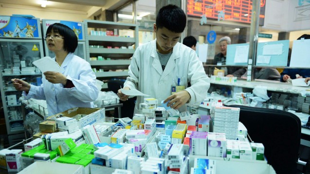 Arzneimittelausgabe in einem Krankenhaus in der chinesischen Stadt Qingdao. (Foto: dpa)