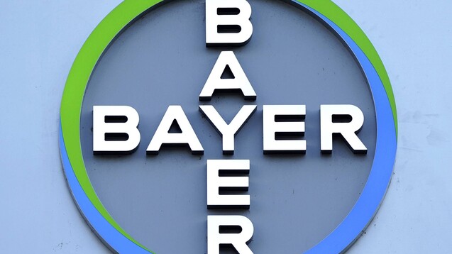 Daumen hoch oder runter für die Zusammenarbeit von Bayer mit den Apotheken? Das will der Konzen Mitte Oktober per Online-Umfrage evaluieren. (m / Foto: imago images / Future Image)