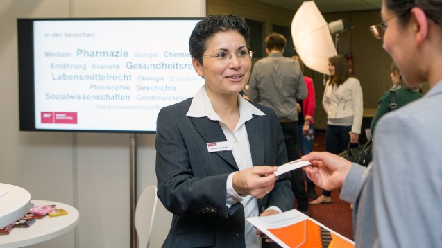 Kontaktknüpfen bei der erstmalig stattfindenden Jobmesse Cance Pharmazie. (Foto: Schelbert/DAZ)