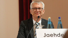 Prof. Dr. Ulrich Jahede stellte sich nach seinem Vortrag auf dem Pharmacon Meran&nbsp;den Fragen aus dem Publikum. (c / Foto: DAZ)