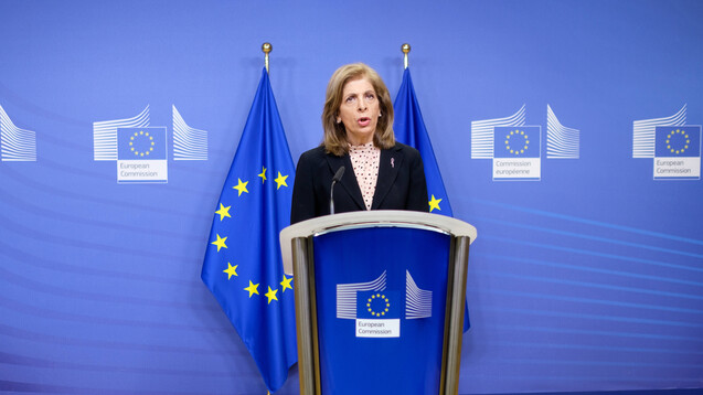 Laut EU-Gesundheitskommissarin Stella Kyriakides hat die EU-Kommission mit AstraZeneca eine Abnahmegarantie abgeschlossen, was das Unternehmen hingegen bestreitet. (Foto: imago images / Hans Lucas)