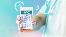 MVZ ermöglichen fachfremden Investoren den Einstieg in die ambulante Versorgung. Das rechnet sich für die Geldgeber – aber wie sieht es für die GKV und die Patienten aus? &nbsp;(x / Bild: MQ-Illustrations / AdobeStock)