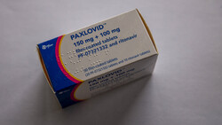 Die Möglichkeit für Arztpraxen, Paxlovid selbst abzugeben, hat den Einsatz des COVID-19-Arzneimittels befeuert. (a / IMAGO / Christian Grube)