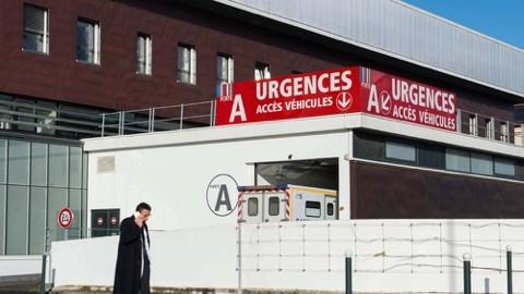 Das Krankenhaus in Rennes (16.1.2016): Einer der Probanden soll den französischen Medien eine Kopie der Dokumente von Biotrial zugespielt haben. Hierin wird der Wirkstoff genannt. Bei der Testmedikation handelt es sich um eine Substanz mit dem Code BIA 10-2474. (Foto: dpa)