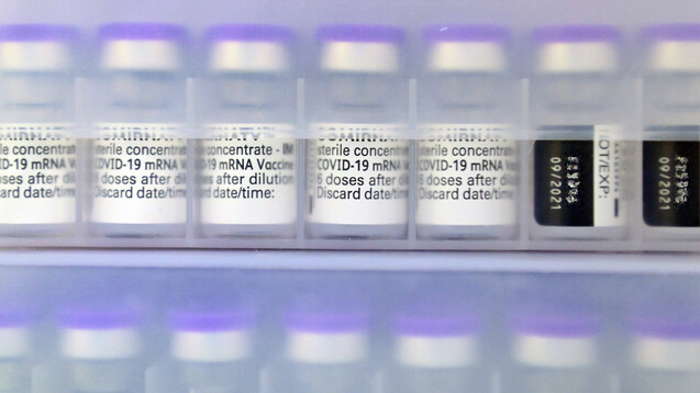 Der Impfstoff von Biontech/Pfizer wird jetzt in den Arztpraxen für die Zweitimpfung nach einer ersten Impfung mit AstraZeneca zum Einsatz kommen. &nbsp;(Foto: IMAGO / Sven Simon)