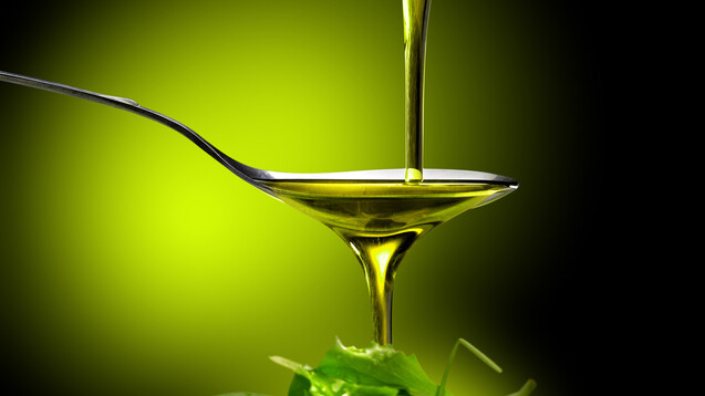 Algenöl wird als vegane Alternative zu Fischöl beworben, da es reich an Omega-3-Fettsäuren ist. Unbedingt auf die Zusammensetzung achten, da Algenöl häufig mit anderen Ölen gemischt angeboten wird. (Foto: EcoPim-studio / stock.adobe.com)