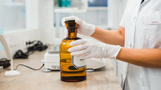 In der Apotheke hergestellte 2-Propanol-haltige Lösungen zur Handdesinfektion müssen in Glas- oder Kunststoffbehältern abgefüllt werden. (Foto: Mario / stock.adobe.com)