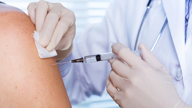 Ärzte wollen das Impfen in eigenen Händen behalten. ( r / Foto: guerrieroale / Stock.adbobe.com)