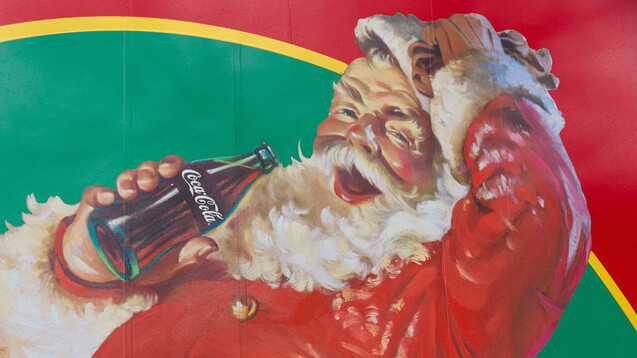 Im Jahr 1931 entwickelte die Coca-Cola Company einen Santa Claus mit Rauschebart, rotem Mantel und weißem Pelzkragen für die weihnachtliche Werbung. (x / Foto:&nbsp;Sergey Kohl / AdobeStock)