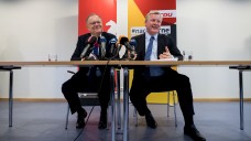 Zwei Männer, eine Forderung: Im Apothekenmarkt soll es keine Ketten aber ein Rx-Versandverbot geben, finden SPD-Ministerpräsident Stepahn Weil (li.) und Bernd Althusmann aus Niedersachsen. (Foto: dpa)