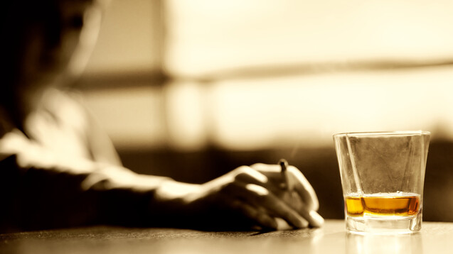 Expert:innen warnen: Es zeichne sich ab, dass unter den Kontaktbeschränkungen mehr Alkohol und Tabak konsumiert wird. (Foto: Nejron Photo / stock.adobe.com)
