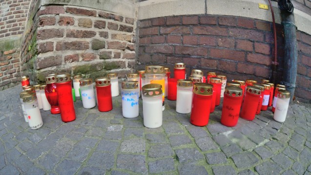 Vor der Propsteikirche
St. Cyriakus – die gegenüber der Zyto-Apotheke liegt – erinnern Betroffene mit Kerzen an ihre Angehörigen. (Foto: hfd / DAZ.online)