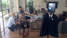 Schai Rischoni (Mitte) und sein Telebuddy: Der ALS-Patient probiert neue Wege. (Foto: dpa / picture alliance)