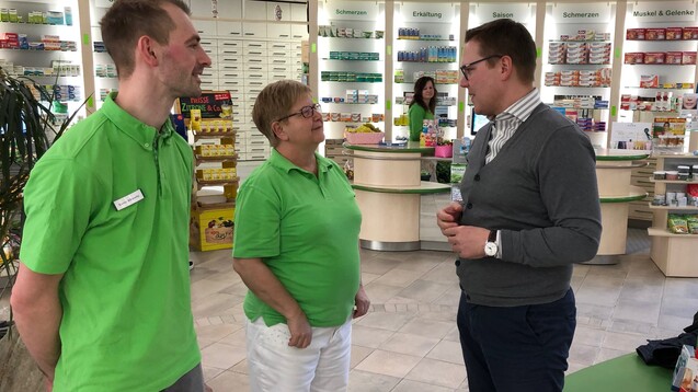 Der CDU-Politiker Tino Sorge (re.) im Gespräch mit Sabine Kuberski und David
Alkewitz in der Schloss-Apotheke in Calbe. (m / Foto: Katrin Pohl)