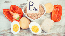 Viele pflanzliche und tierische Lebensmittel enthalten Vitamin B6, so z.B. Vollkorngetreide (v.a. Kleie), Kartoffeln, Paprika, Eier und Hefe. (a / Foto: ratmaner / AdobeStock)