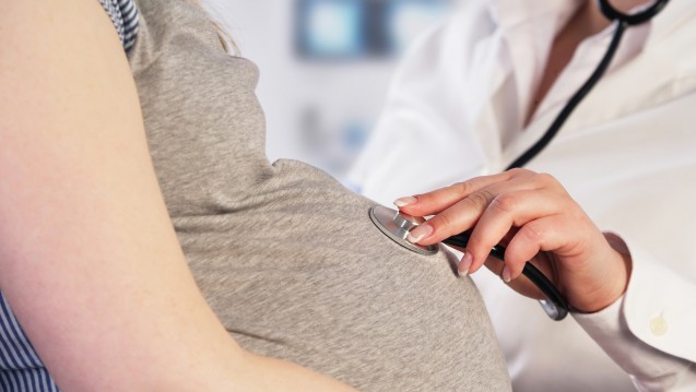 Wenn auf eine Valproat-Therapie während der Schwangerschaft nicht verzichtet werden kann, soll die Behandlung unter fachspezifischer Betreuung fortgeführt werden. (Foto: emiliau / stock.adobe.com)