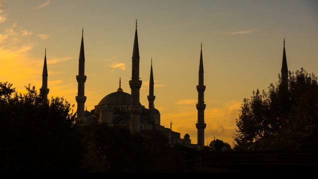 Ab Sonnenaufgang (hier über der Blauen Moschee in Istanbul) darf nicht mehr gegessen und getrunken werden. Chronisch Kranke sollten vor dem Fasten Rat in der Apotheke suchen. (Foto: william87 / Fotolia)