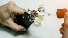 Die Ursache für die Lungenschäden, die in den USA durch den Gebrauch von E-Zigaretten wie eine Epidemie um sich greifen, ist immer noch unklar. Zuletzt hatte es Hinweise gegeben, dass THC-Produkte eine Rolle spielen könnten. (b/Foto: DZMITRY PALUBIATKA / stock.adobe.com)