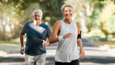 Intensive körperliche Aktivität von 10 bis 30 Minuten täglich verringert die Sterblichkeit aufgrund von Herz-Kreislauf-Erkrankungen um ein Drittel. (Foto: Kay Abrahams/peopleimages.com / AdobeStock)