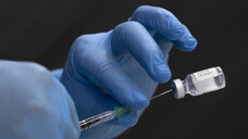 Nach den Zahlen des Bundesgesundheitsministeriums wurden bislang nur wenige Impfstoffdosen wegen Ablauf ihres Haltbarkeitsdatums vernichtet. (Foto: IMAGO / C3 Pictures)