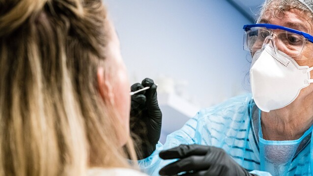 Wären die Apotheker bereit, in ihren Betrieben Menschen auf eine Infektion mit dem Coronavirus zu testen? (s / Foto: imago images / Hollandse Hoogte)