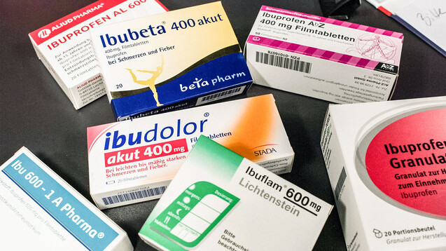 Eigentlich logisch: Ist der Wirkstoff Ibuprofen weltweit knapp, schränkt das die Lieferbarkeit von Ibuprofentabletten in mehreren Stärken ein. (b / Foto: Imago)