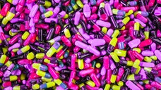 Wie nachhaltig ist die Pharmazie? Wie könnte sie nachhaltiger werden? In ihrem Buch „Die nachhaltige Apotheke“ gibt die Pharmazeutin und Autorin Esther Luhmann einen Überblick und zeigt, was Offizin-Apotheken konkret tun könnten. (s / Foto: Joshua Coleman / Unsplash)
