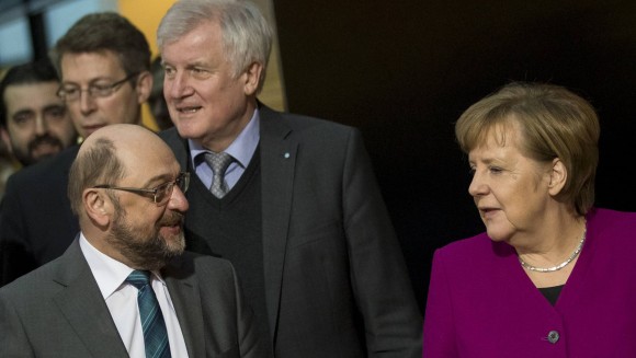 SPD-Chef Martin Schulz, CSU-Chef Horst Seehofer und Bundeskanzlerin Angela Merkel wollen gemeinsam das Rx-Versandverbot umsetzen. (Foto: Imago)