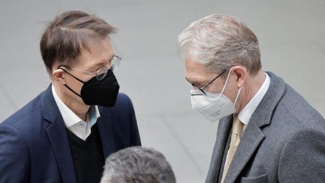 Kassenärzte-Chef Andreas Gassen (rechts im Bild) konnte Bundesgesundheitsminister Karl Lauterbach offenbar überzeugen, die Ärzte von den Sparplänen zu verschonen. (Foto: IMAGO / Jens Schicke)