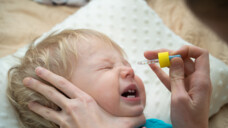 Das Verabreichen von Nasentropfen kann Kind und Eltern zur Verzweiflung bringen. (Foto: IvanMel / AdobeStock)
