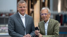 Gunther Böttrich und Peter Ditzel auf der INTERPHARM 2023 in Göttingen. (Foto: Schelbert / DAZ)
