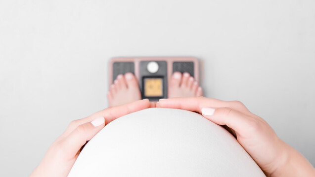 Übergewicht beziehungsweise Adipositas bei Schwangeren birgt zahlreiche Risiken – und das sowohl für die werdende Mutter als auch das Baby. (x / Foto: fotoduets / stock.adobe.com)