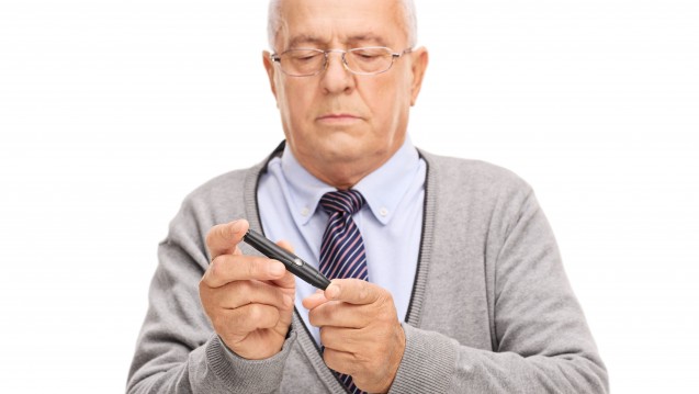 Ein Insulinpen kann für eine alten Menschen ein Herausforderung sein. Die Apotheke kann helfen. (Foto: Ljupco Smokovski / Fotolia)