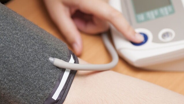 Apotheken, die ab 1. August Blutdruckmessgeräte an Knappschaft-Versicherte abgeben, müssen künftig mehr dokumentieren. (m / Foto: rosinka79 / stock.adobe.com)