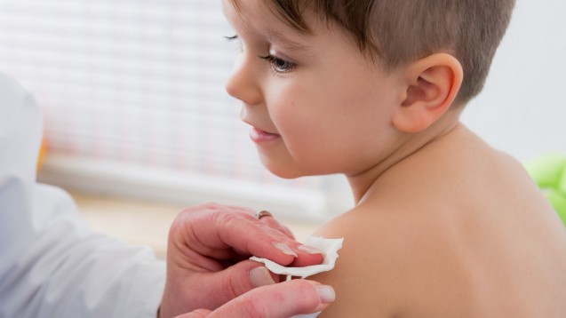 Nur chronisch kranke Kinder oder alle gegen Grippe impfen? Die Meinungen gehen auseinander. (Foto: Picture-Factoy / stock.adobe.com)