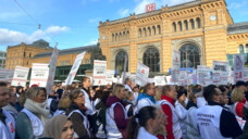 In Hannover hatten es die per Zug Anreisenden leicht: Protestiert wurde gleich auf dem Bahnhofsvorplatz. Dort war die Aufmerksamkeit vieler Menschen garantiert. (Foto: DAZ)