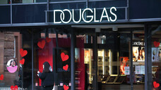 Dass die Parfümeriekette Douglas in den Apothekenmarkt einsteigen will, ist auch der Freien Ärzteschaft ein Dorn im Auge. (s / Foto: IMAGO / Müller-Stauffenberg)
