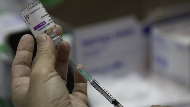 Es wurden und werden viele Dosen des AstraZeneca-Impfstoffs weltweit an bedürftige Länder gespendet. VITT ist also ein globales Problem.&nbsp;(s / Foto: IMAGO / NurPhoto)