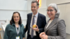 Die wahrscheinlich bald neue Berliner Kammerpräsidentin Ina Lucas, FDP-Fraktionschef Christian Dürr und ABDA-Präsidentin Gabriele Regina Overwiening (v. l.). (Foto: ABDA/Schult)