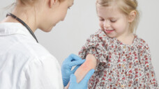 Säuglinge und Kleinkinder können schon auf geringe Mengen Harnstoff mit Hautreizungen reagieren. Für verletzte Haut ist Urea generell ungeeignet. (Foto: triocean / AdobeStock)
