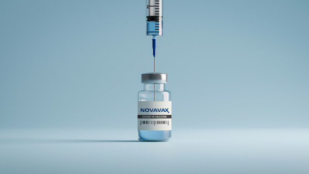 Endlich da: Der Corona-Impfstoff von Novavax wurde bei der EMA zur Zulassung eingereicht. Dass es zu Verzögerungen kam, liegt an Schwierigkeiten, die die Firma selbst hatte. (x / Symbolbild: Tom / AdobeStock)