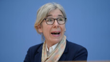 Die ABDA inklusive Präsidentin Gabriele Regina Overwiening ist „gleichermaßen erschüttert und verärgert“ ob der Lauterbach'schen Reformpläne. (Foto: IMAGO / Political-Moments)