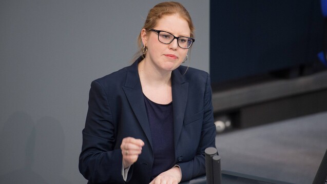 Die FDP-Bundestagsabgeordnete Katrin Helling-Plahr greift die Bundesregierung für ein Statement an, das das Bundesgesundheitsministerium zu Arzneimitteln auf Ebay abgegeben hatte. (s / Foto: Imago images / westend61)