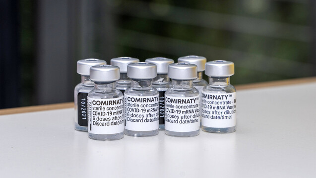 Apotheken erhalten auch für die Abgabe von COVID-19-Impfstoffen an Krankenhäuser, den ÖGD, Impfzentren und mobile Impfteams eine nach Menge gestaffelte Vergütung. (Foto: IMAGO / Future Image)