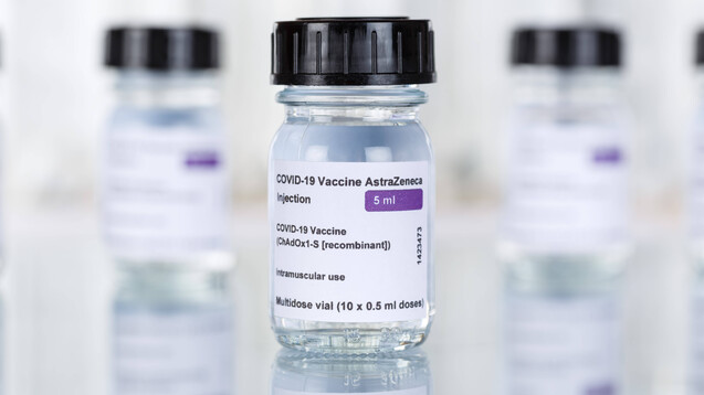 Die Europäische Kommission geht gegen AstraZeneca vor. Immer wieder hatte das Unternehmen Corona-Impfstofflieferungen gekürzt. (Foto: IMAGO / Aviation-Stock)