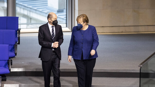 Die geschäftsführende Bundeskanzlerin Angela Merkel (CDU) und ihr designierter Nachfolger Olaf Scholz (SPD) berieten heute mit den Ländern darüber, welche Schutzmaßnahmen jetzt im Zuge der Pandemie nötig werden. (Foto: IMAGO / Future Image)