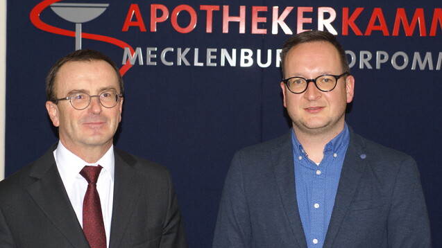 Der
wiedergewählte Kammerpräsident Dr. Dr. Georg Engel (links) und der neu gewählte
Vizepräsident Marco Bubnick unmittelbar nach der Wahl bei der Kammerversammlung
der Apothekerkammer Mecklenburg-Vorpommern. ( r / Foto: tmb)